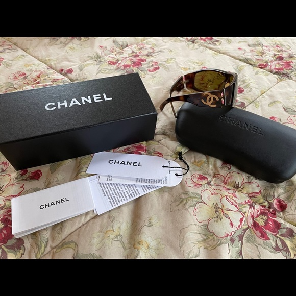 Chanel - Picture 1 of 6